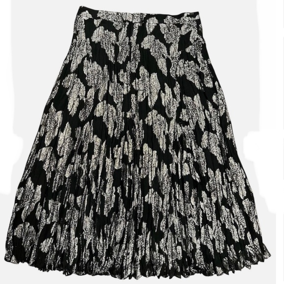 Banana Republic Dresses & Skirts - Banana Republic Crinkle Flare Floral Midi Skirt